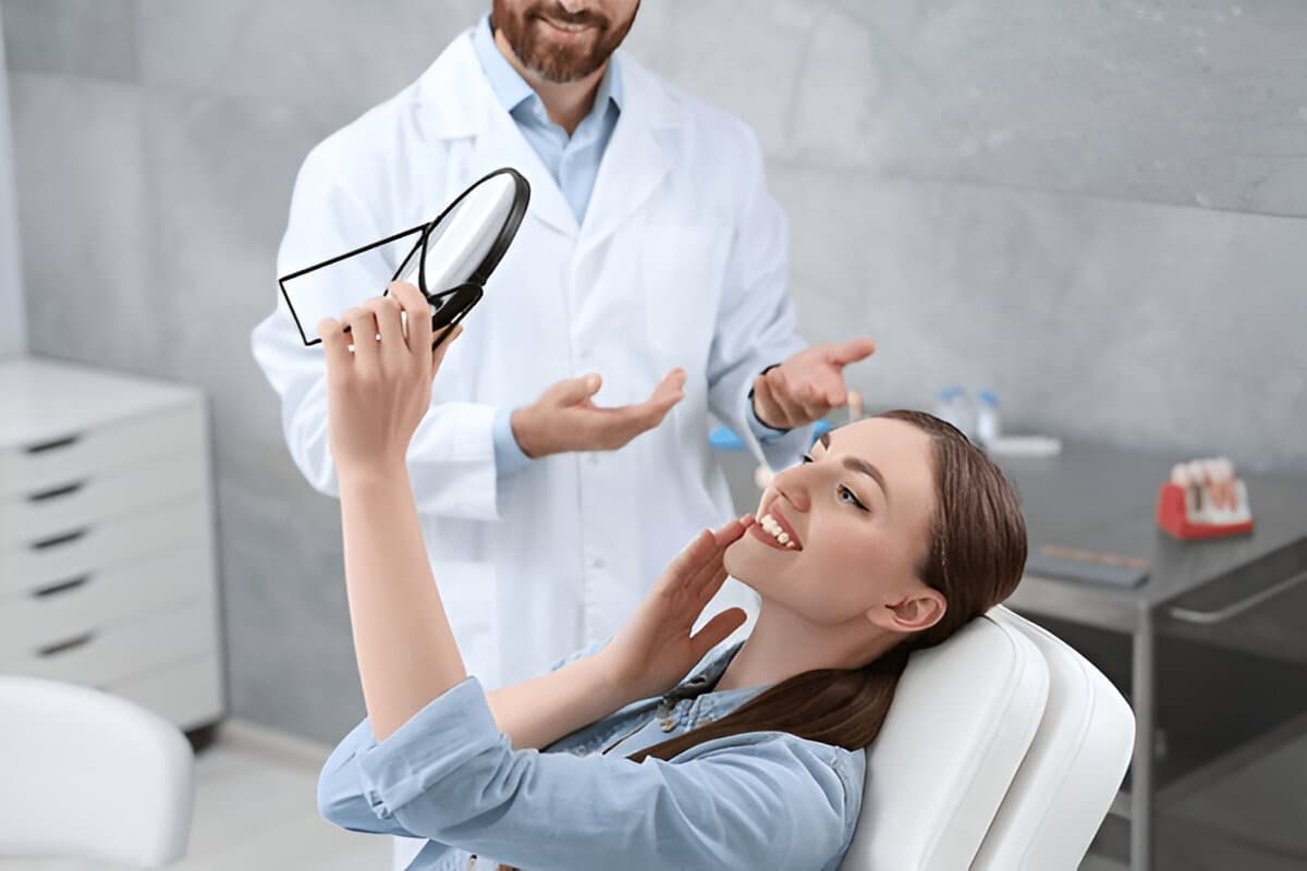 Paziente che sorride dopo il trattamento con corone dentali in Albania