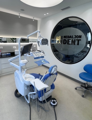 Modern dental chair and equipment inside Medaljon Dent, a leading dental clinic in Albania