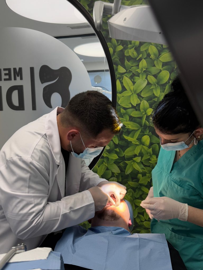 Scopri quanto costa un impianto dentale in Albania, i materiali usati, i fattori che influenzano il prezzo e perché sempre più pazienti italiani scelgono cliniche come Medaljon Dent.