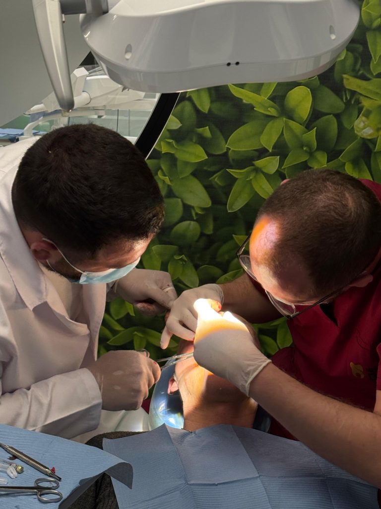 Scopri le vere differenze tra Albania e Italia per l’implantologia: risparmio, qualità dei materiali, garanzie e tempi di cura. La guida completa per pazienti informati.